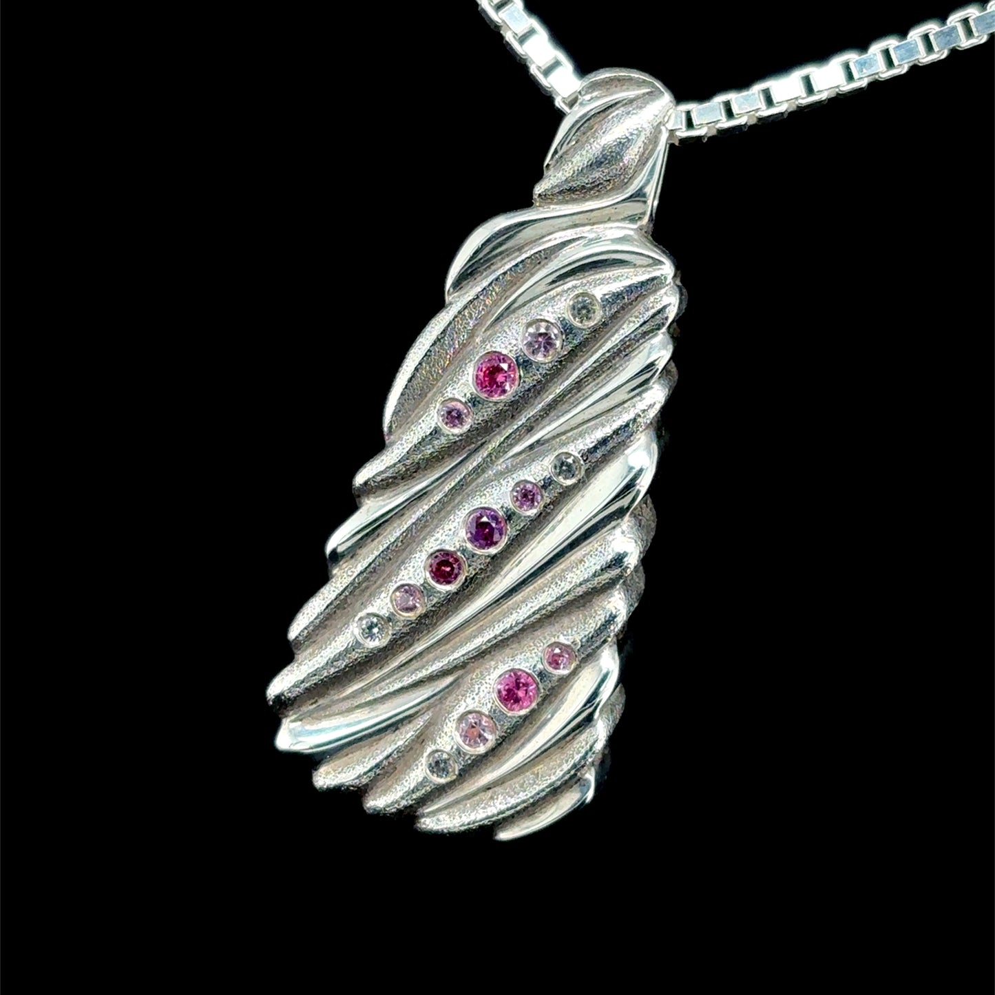 Flow Pendant with Pink Sapphire Gradient 2025