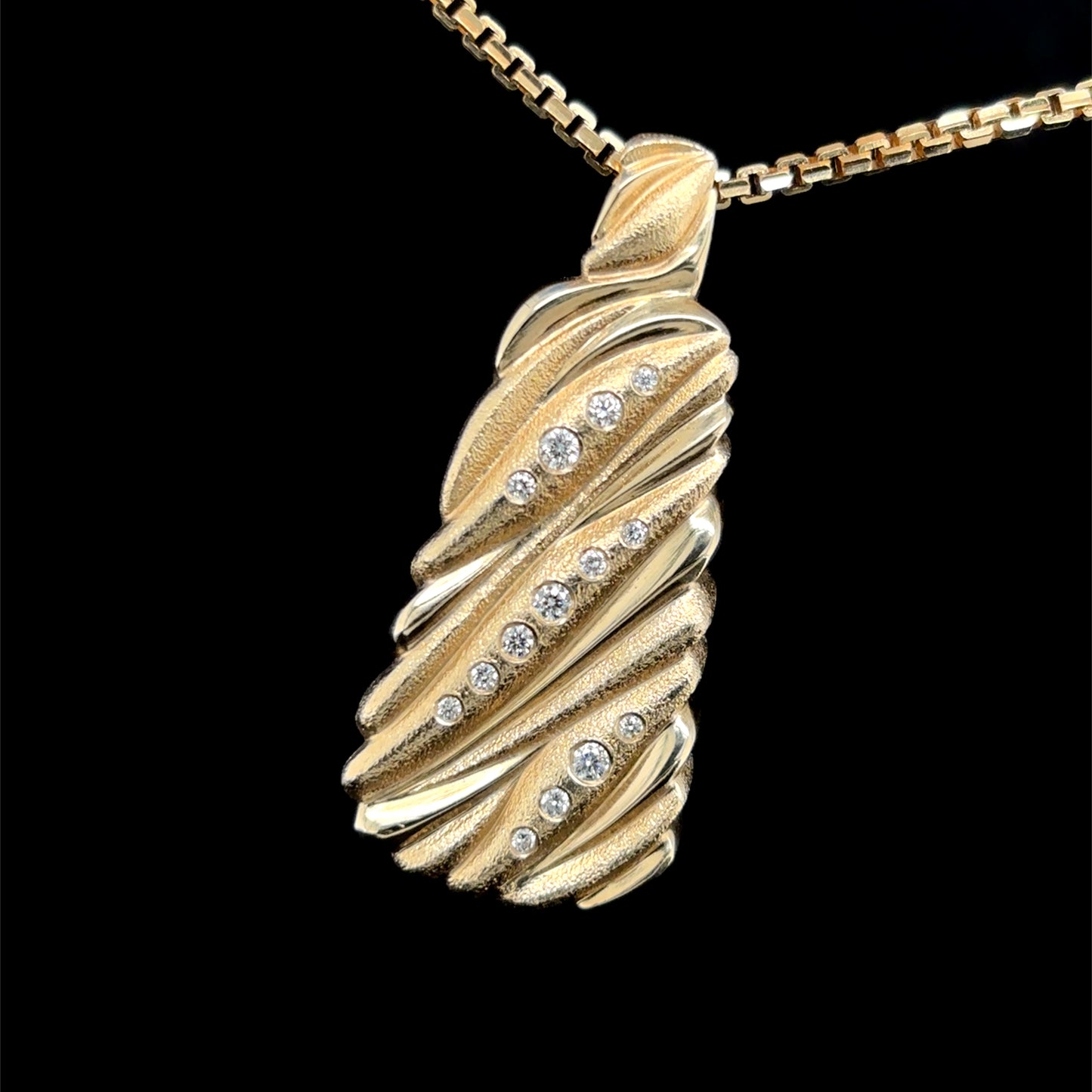 Flow Pendant 14K Gold  polished with 14 VS white diamonds