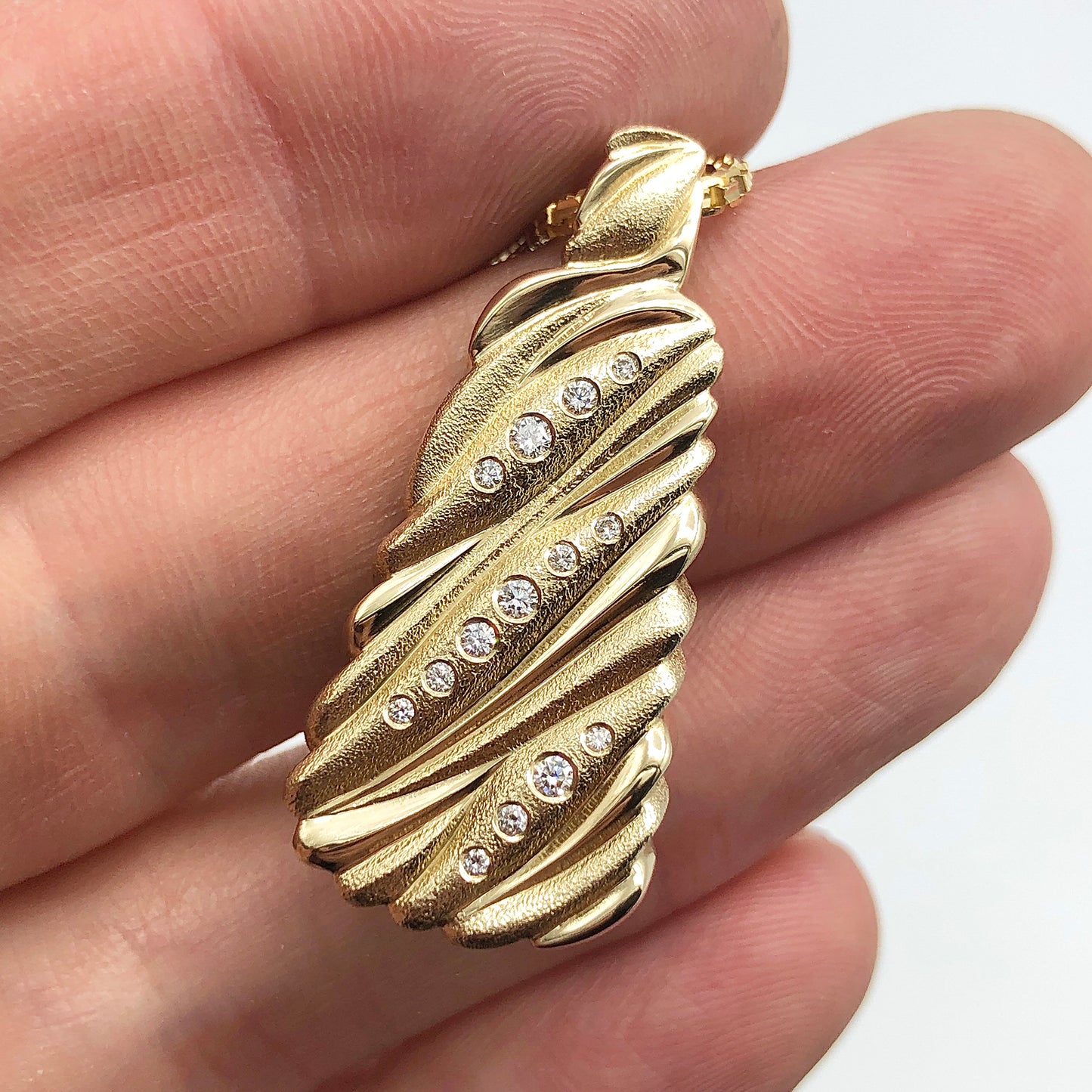 Flow Pendant 14K Gold with VS Diamonds