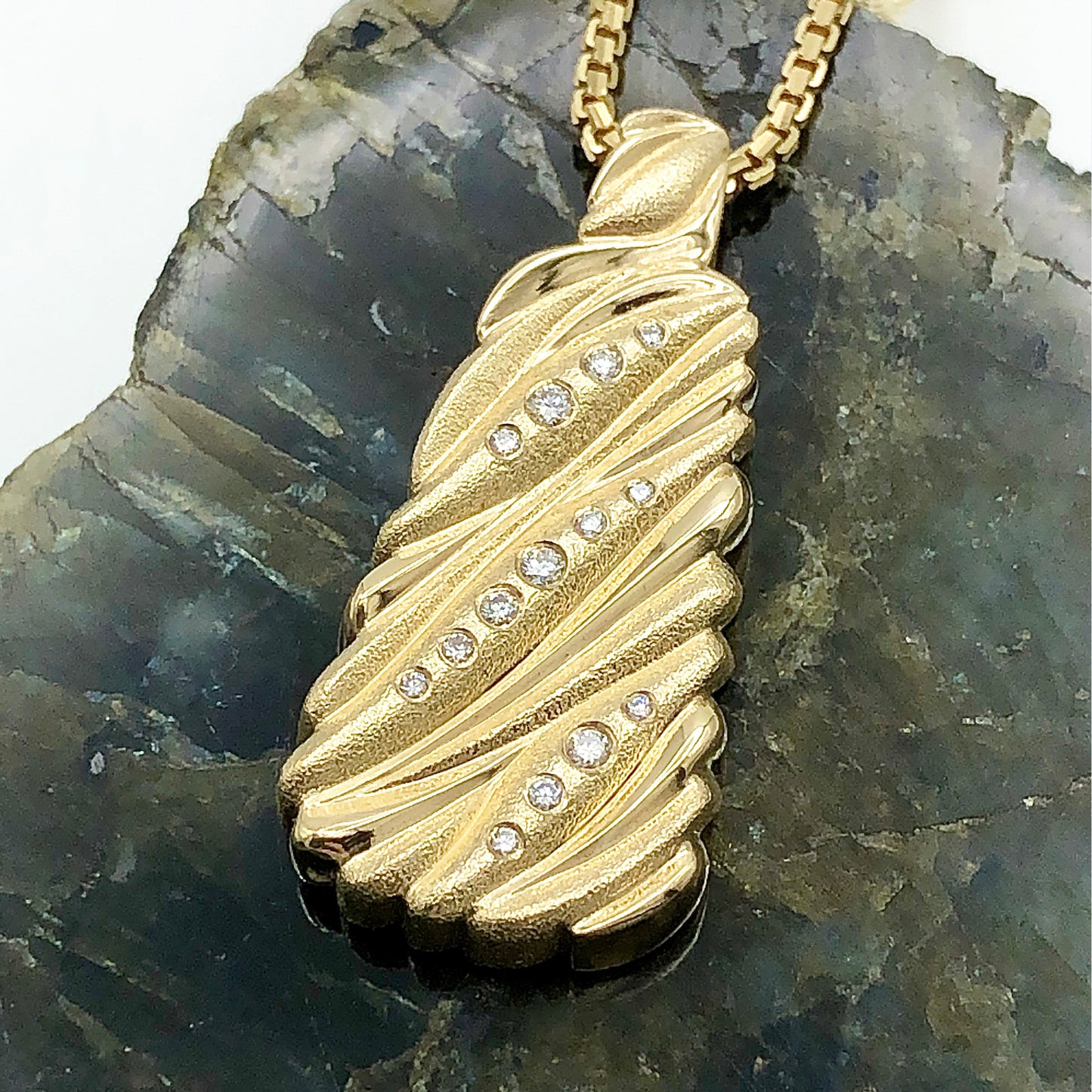 Flow Pendant 14K Gold with VS Diamonds