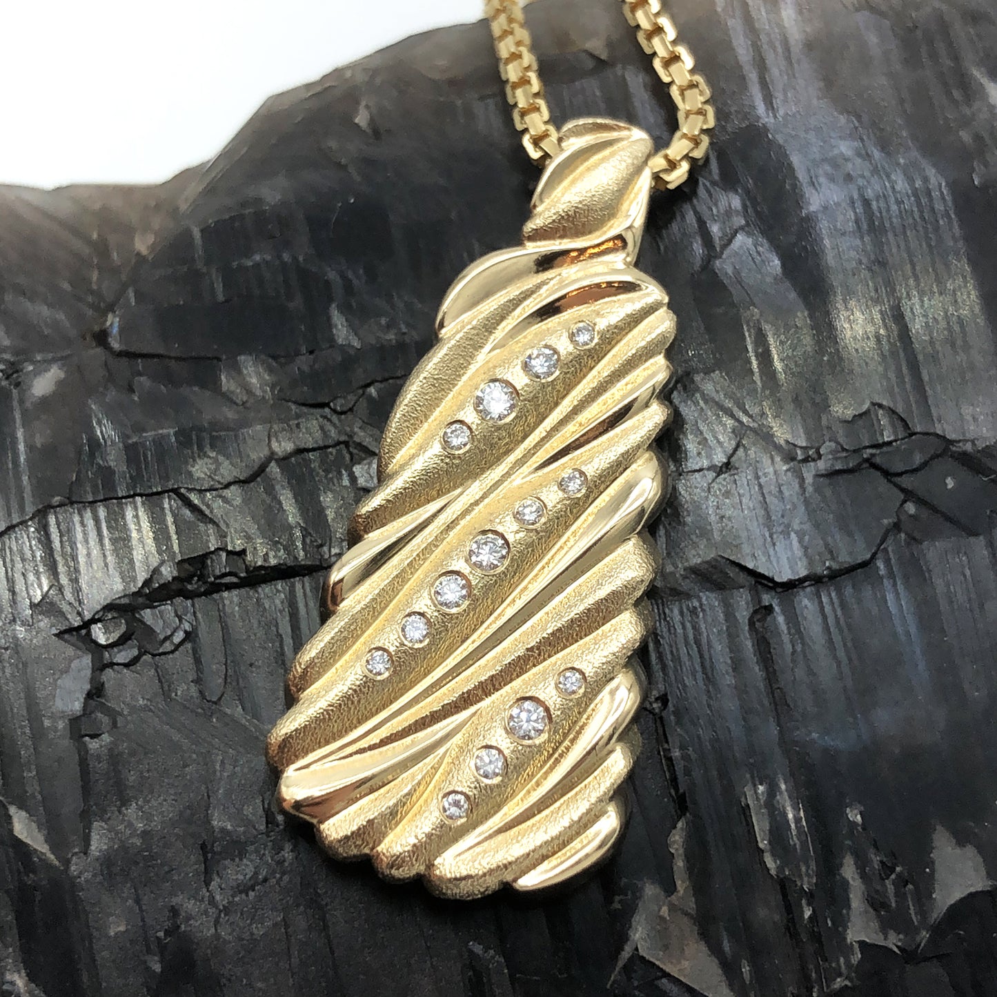Flow Pendant 14K Gold with VS Diamonds